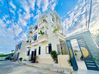 Bán nhà 3 Tầng ĐẸP lung linh,SHR đường  nhựa 2 ô tô thông,gần Sông