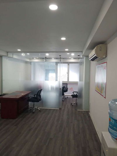 Văn phòng Q1 giá 12 triệu(37m2)sàn gỗ có bàn ghế đường Nguyễn Công Trứ