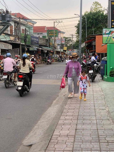 BÁN NHÀ  VÀ DÃY TRỌ MẶT TIỀN CHỢ KINH DOANH- ĐƯỜNG NHỰA  GIÁP VSIP1