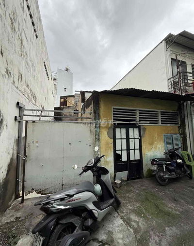 Bán nhà 109/20B Đất Thánh P6 Tân Bình, 6.2x10m, cấp 4 tiện xây, giá 5.