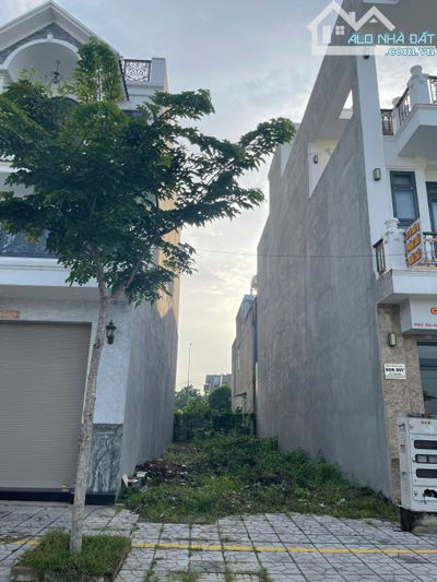 BÁN LÔ ĐẤT NGAY MT 30/4 TP BIÊN HÒA  , 100 M2 , GIÁ 2 TỶ 5, SHR