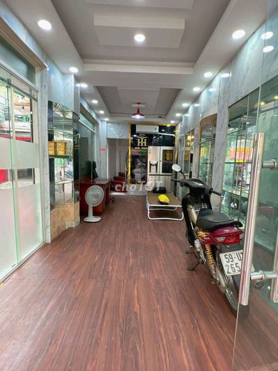 Mặt tiền Căn Góc Trần Hưng Đạo, P.7, Q.5 - Cạnh là H6m - Rất Thoáng