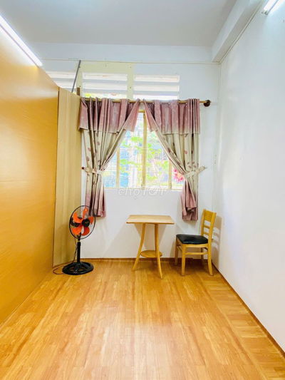 Chính chủ p 12m2 khu an ninh,hẻm lớn có bàn ghế,tủ lớn,cửa sổ,ban công