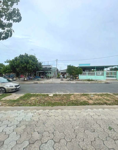 Bán đất ( tặng nhà ) mặt tiền bờ kè đường Trần Quang Đạo dt 274m2