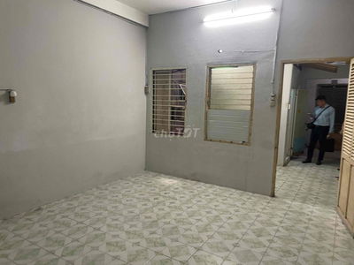 chung cư thang bộ lầu 1, đường bàu cát 6.p14 tân bình