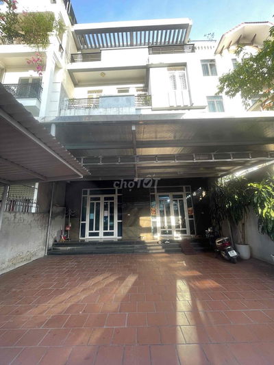 nhà và mặt bằng sân