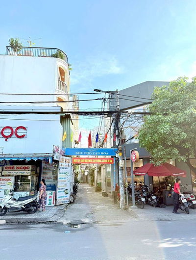 📍 Hẻm 75 Đường D9, Tân Phú
Hẻm 71 đi thẳng vào – hẻm 3,5m sạch đẹp