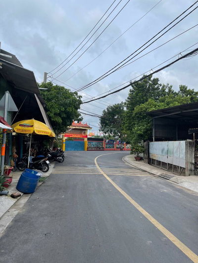 Nhà mặt tiền nhựa thông