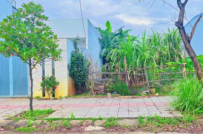 lô đất NHX đối diện trường , gần công Viên đầm sen giá đt