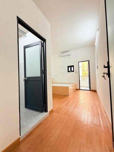 PHÒNG BAN CÔNG MÁY GIẶT RIÊNG FULL ĐỒ GIÁP QUẬN 1 NHÀ MỚI GIÁ RẺ