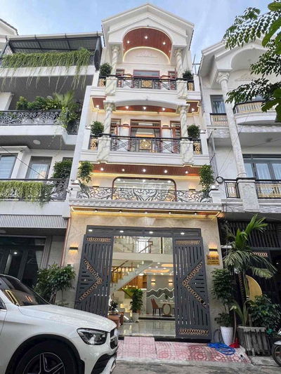 1 trệt 1 lửng 3 lầu. 5 pn. 5tolet. đường 10m sân thượng trước sau