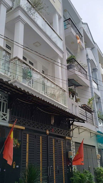 Nhà 4 tầng kiên cố, gần Ngân hàng ACB Phan Huy Ích.