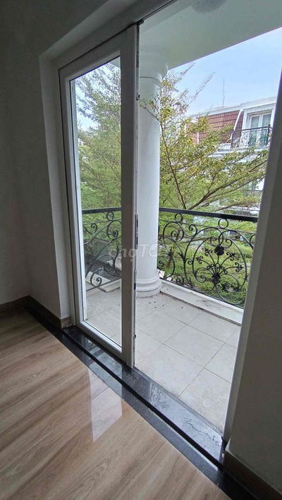 🐳★ Cho thuê phòng trọ khu Cityland , có ban công ( lầu 1)