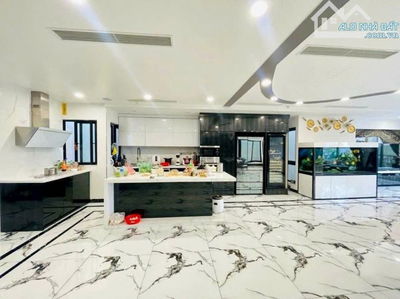 BÁN NHÀ PHỐ NGUYỄN VĂN CỪ ,DT 135M2 * M TIỀN 8M * THIẾT KẾ THANG MÁY GARA NHIỀU OTO