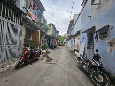 Nhà nhỏ sạch sẽ , 2pn 3vs ,hẻm oto , cho thuê lâu dài .