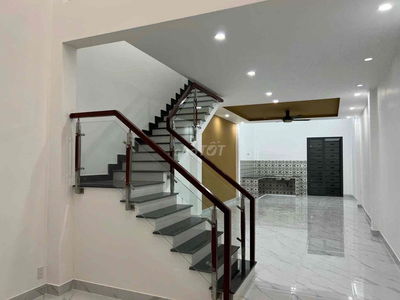 NHÀ MỚI BÌNH PHÚ QUẬN6_2 TẦNG_DT:4X20_VUÔNG HOÀN CÔNG ĐỦ_SÁT CÔNG VIÊN