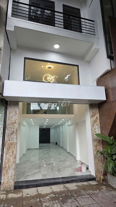 Bán nhà MT Phạm Văn Đồng gần sân bay TSN