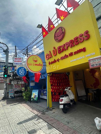 nhà mặt tiền ngay ngã tư