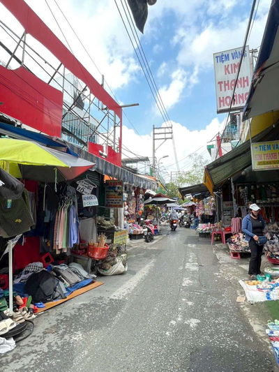 Nhà mặt tiền chợ