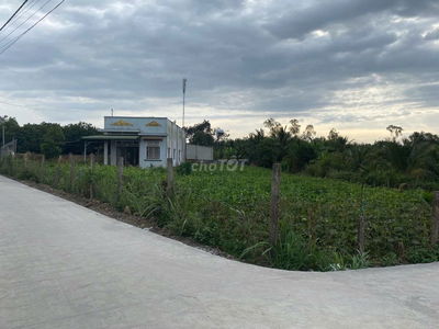 Đất ở hoặc xưởng sản xuất kinh doanh có suối thoát nước thải