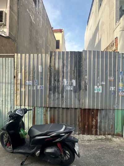 Đất hẻm xe tải đường tên lửa ngay trường học 6*20m xây dựng 4 lầu