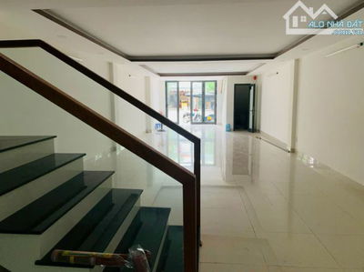 Cho thuê toà nhà 4.5 tầng đường 16m Bùi Tá Hán, trục Vip sầm uất, Ngũ Hành Sơn