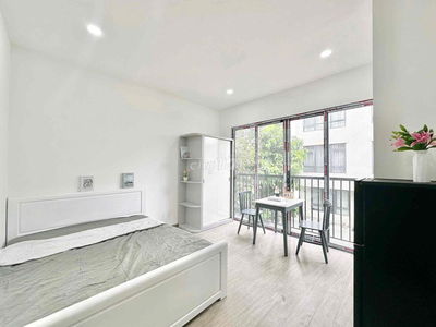 Studio ban công ngay đảo Kim Cương, Trương Văn Bang, Mai Chí Thọ