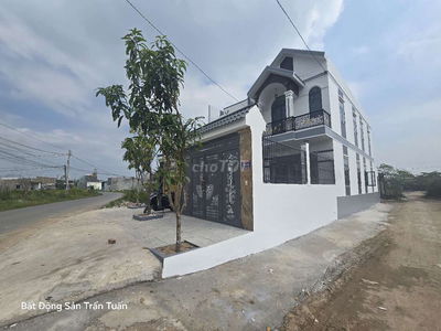 hCăn Góc Ngã 4 có 2 Mặt Tiền Kinh Doanh, NỞ HẬU đẹp. Vị Trí Đắc Địa