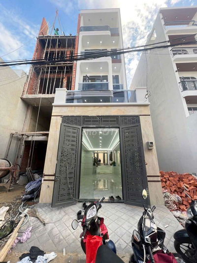 Dãy nhà phố mới vừa hoàn thiện vừa rộng vừa dài phun nội thất cao cấp