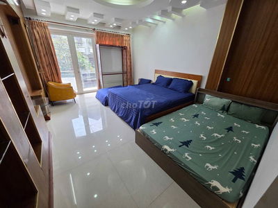 Còn vài phòng ban công