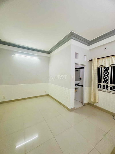 Cho thuê phòng trọ 30 m2 tlầu 2 phía trước có ban công, wc khép kín