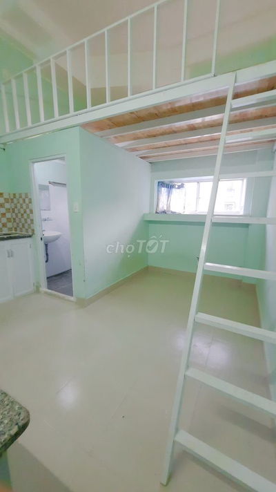 Phòng sinh viên trọ có gác, cửa sổ, máy lạnh ĐH Tôn Đức Thắng - ĐH Mở