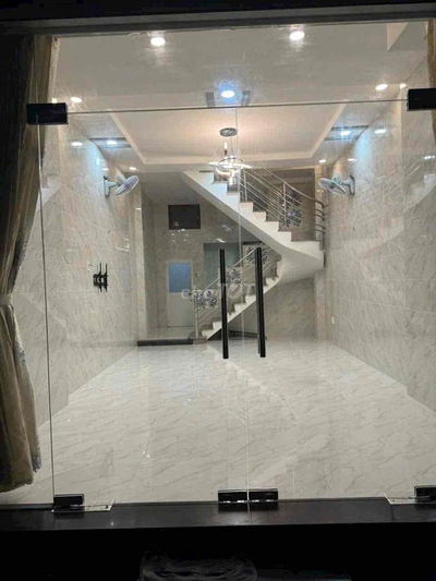 nhà mới đẹp 1 lầu 2pn 2wc có máy lạnh gần gigamol