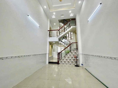 cho thuê nhà 1 trệt 1 lững 2 lầu Dt 4x17m đường nhựa 12m