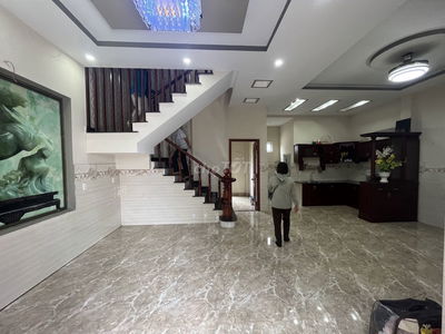 CHO THUÊ NHÀ TRỆT LẦU 4 P NGỦ SÂN 2 XE HƠI GẦN TRƯỜNG CẤP 2 TÂN BÌNH