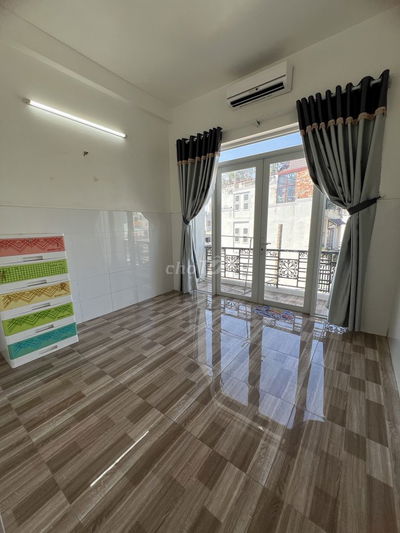 Phòng máy lạnh sạch đẹp giáp Q10, gần vòng xoay Lê Đại Hành