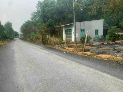 cần bán lô đất thổ cư đường nhựa cách tỉnh lộ 8 chỉ 100m.Dt 10x40m
