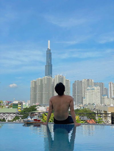 Cho thuê 1PN ban công view thoáng mát Quận 1 có hồ bơi trên sân thượng
