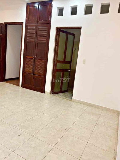 PHÒNG WC RIÊNG ( NHÀ MẶT TIỀN SÁT VÀNH ĐAI TRONG - KHU TÊN LỬA)