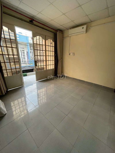 Ban công máy lạnh 22m2 bồn rửa tủ quần áo