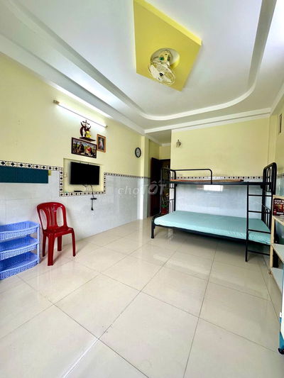 CHO THUÊ PHÒNG CÓ NỘI THẤT, ĐƯỜNG CMT8 ĐOẠN GIÁP QUẬN 10