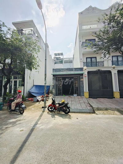 Nhà KDC Hương Lộ 5,4x20, đường 20m.nhà mới,về q1 chỉ 10 phút