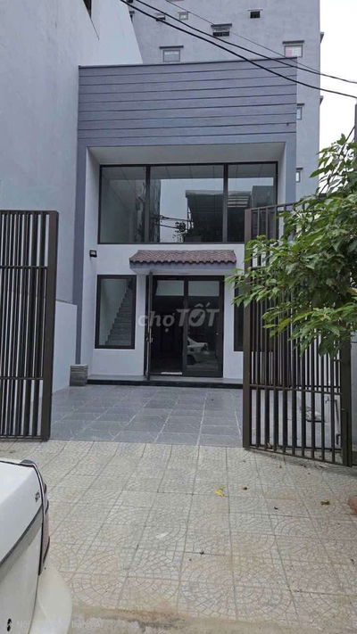 NHÀ ĐẸP GÁC LỬNG TRỐNG SUỐT MẶT TIỀN TRƯỜNG THI SÂN BAY