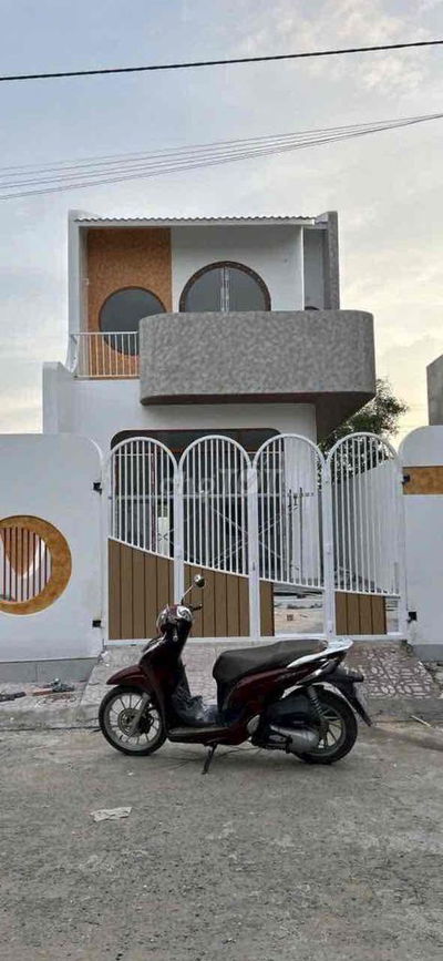 NHÀ ĐEP MỚI 100% ĐƯỜNG NHỰA ÔTÔ ,1 TRỆT 1 LẦU KHU DÂN CƯ P8 (NAY P. TÂ