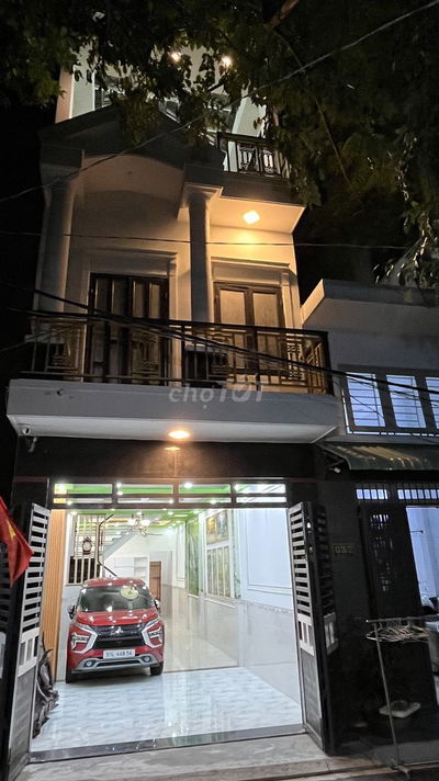 Bán nhà 2 lầu xe hơi đậu trước nhà. Đường 8m 3 xe hơi tránh nhau