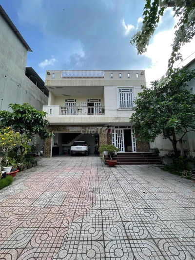 Bán nhà sân vườn sân để được cả xe tăng