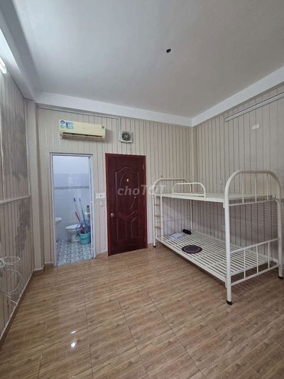 Cho thuê phòng ban công lầu 2 tại DQH