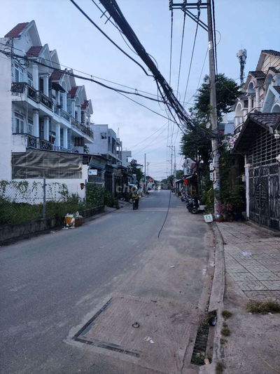 Đất mặt tiền thạnh lộc 31 ngay ngã tư ga