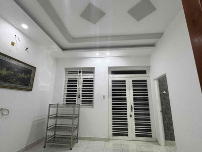 Phòng mới sạch thoáng, có ban công, có cửa sổ, có chỗ nấu ăn