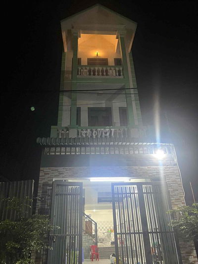 Cho thuê nhà mới 100% 1 trệt 2 lầu 4 phòng ngủ cách Vinhomes 500m